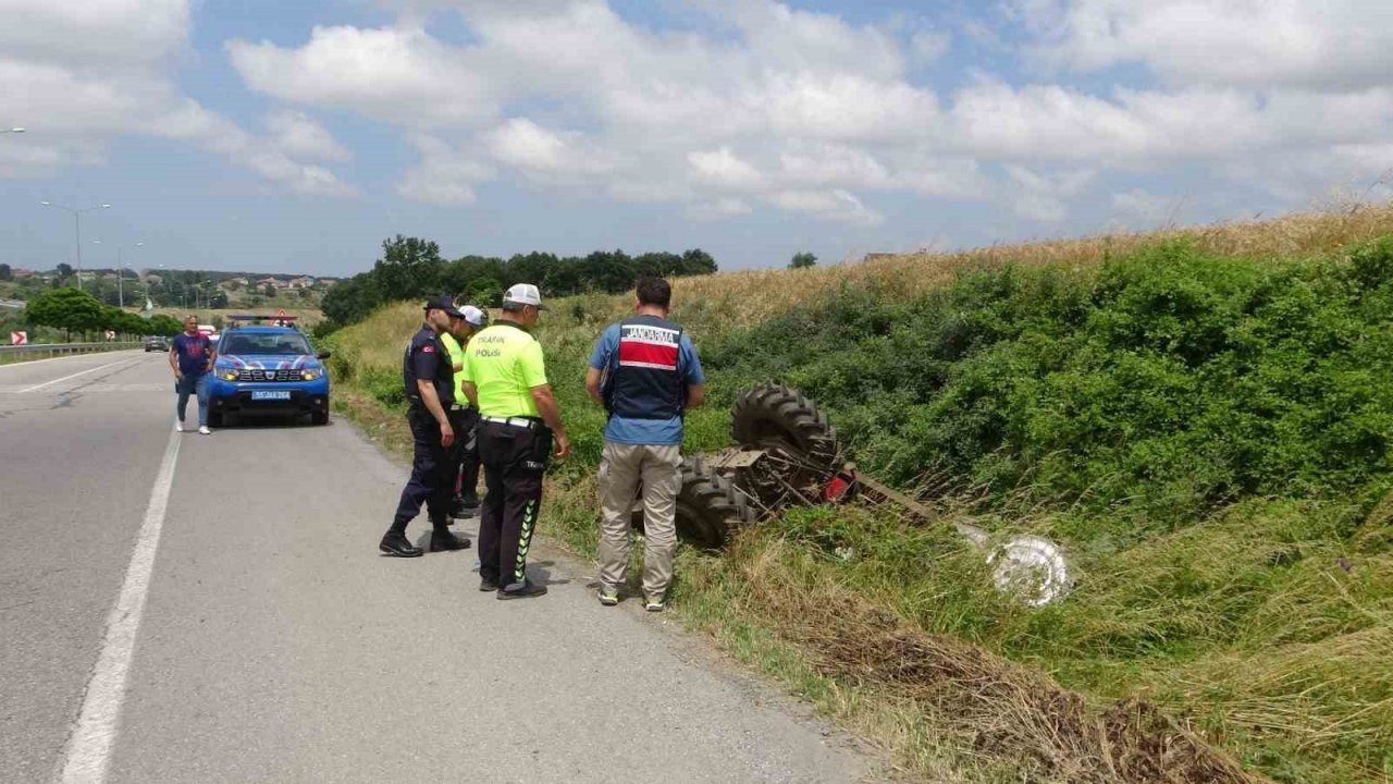 İnanılmaz kurtuluş: Devrilen traktörün altından sağ çıktılar