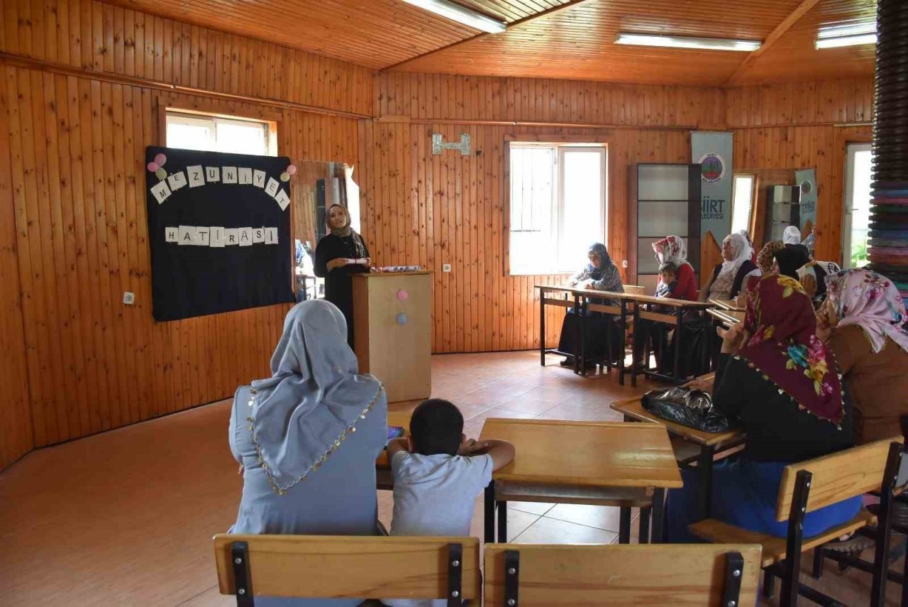 Siirt’te okuma yazma öğrenen kadınlar sertifika almanın mutluluğunu yaşadı