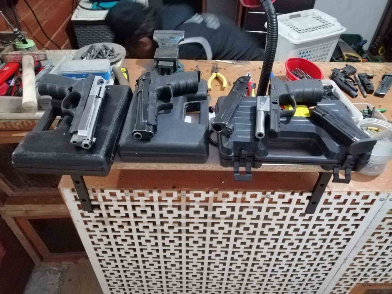 Silah atölyesine dönüştürülen evde çok sayıda materyal ele geçirildi