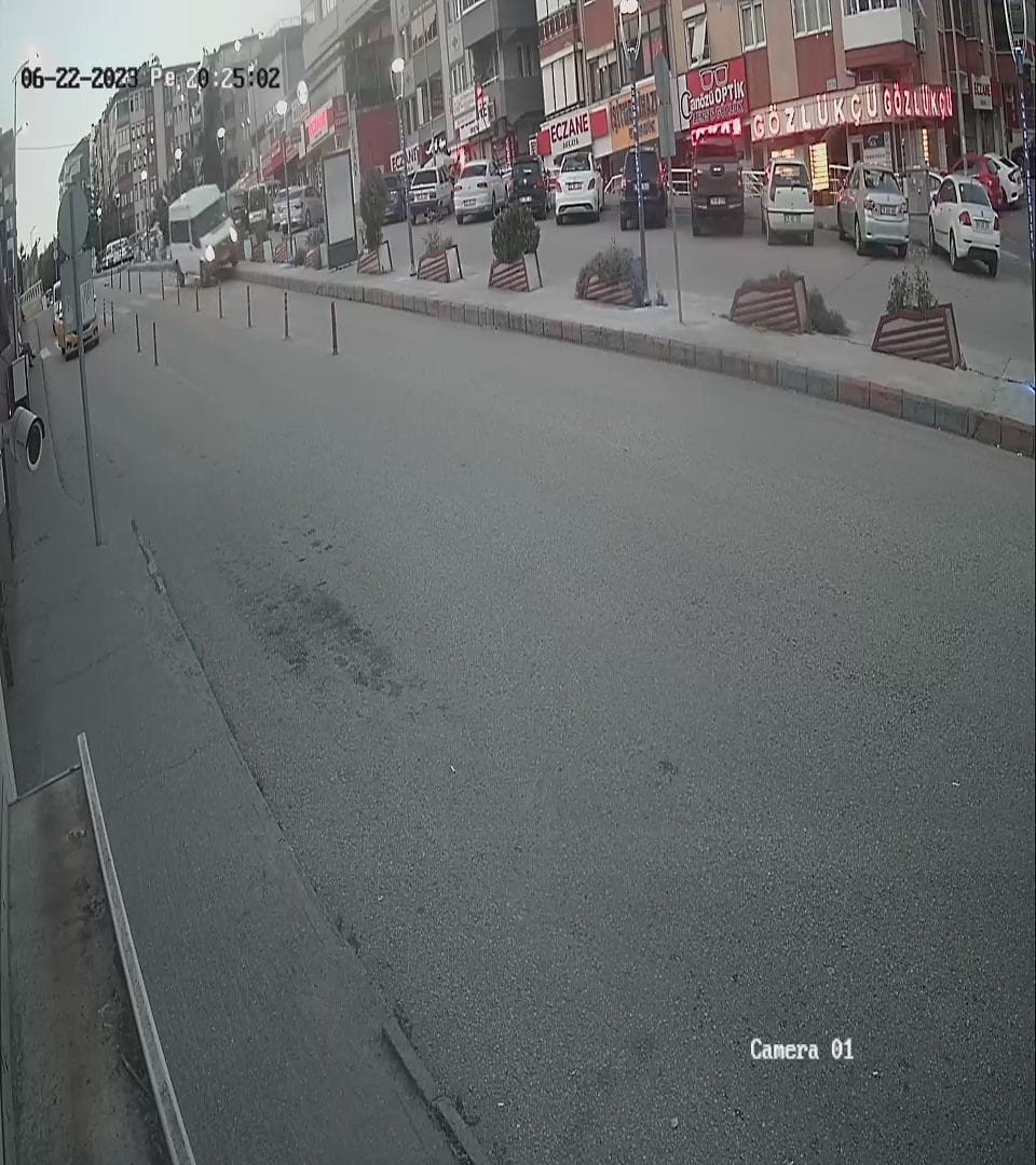 Şarampole uçan otomobildeki 3 kişi yaralandı