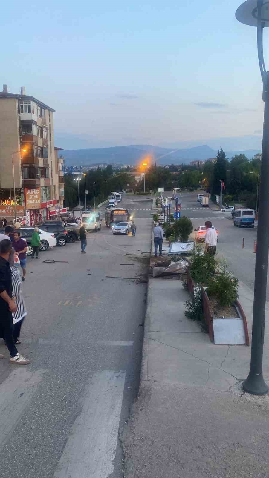 Şarampole uçan otomobildeki 3 kişi yaralandı