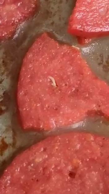 Marketten aldığı sucuğun içinden kurtçuk fışkırdı