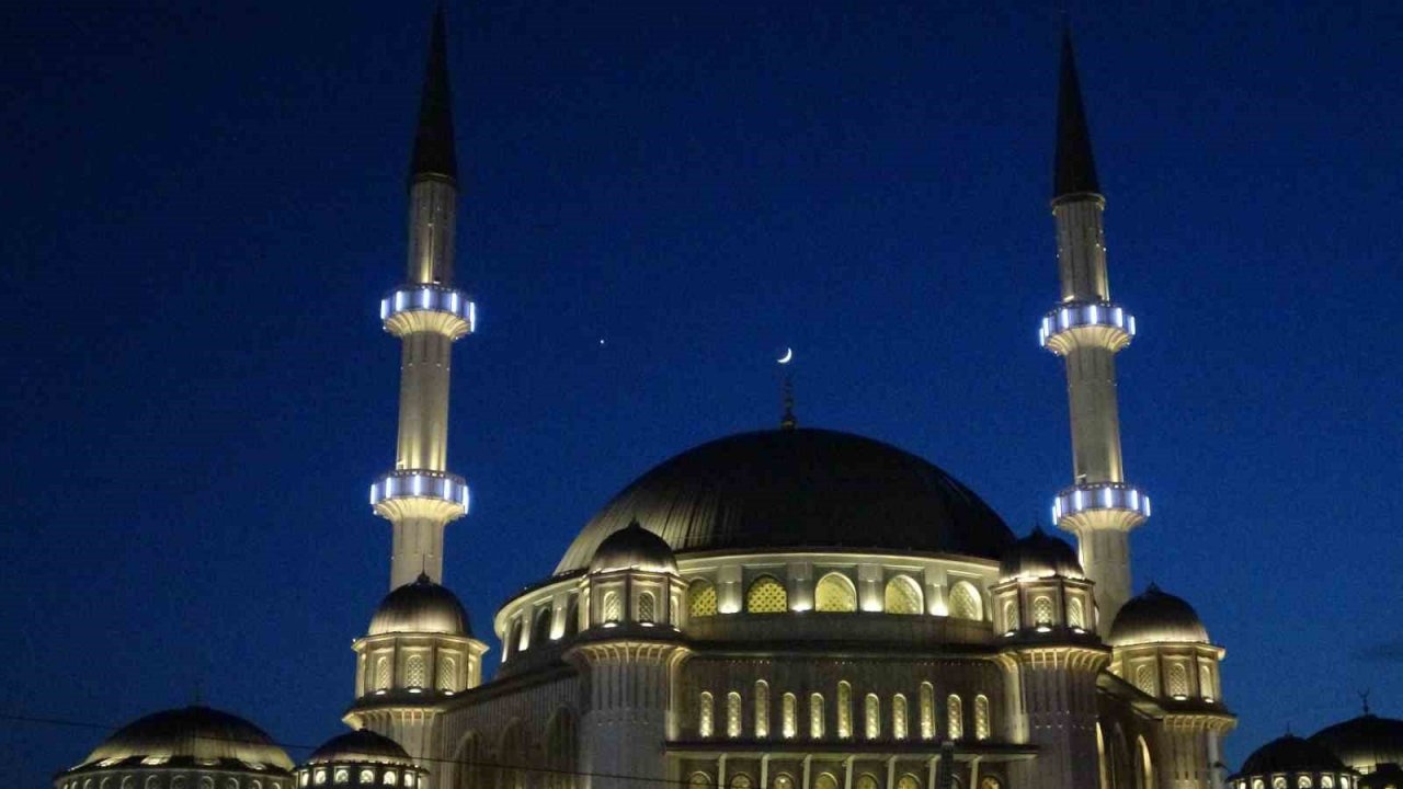 Ay ile yıldızın gökyüzünde buluşması Taksim’de böyle görüntülendi