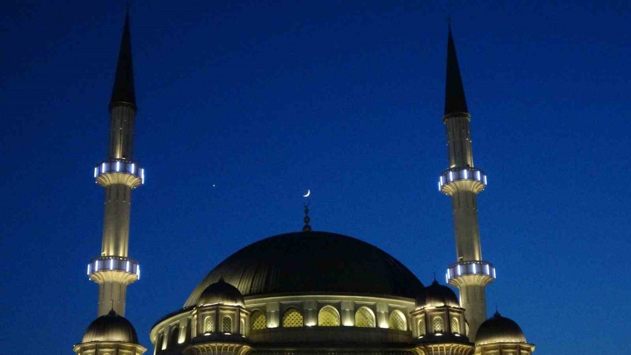 Ay ile yıldızın gökyüzünde buluşması Taksim’de böyle görüntülendi