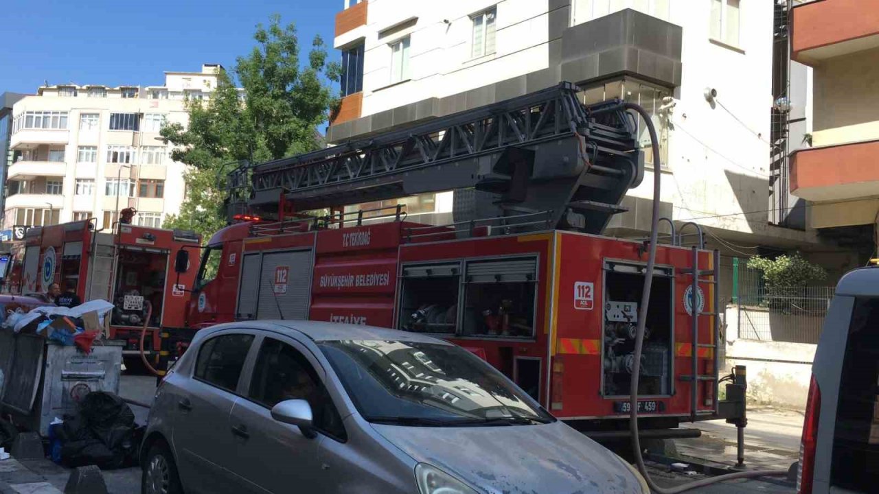 Tekirdağ’da korkutan yangın: 6 katlı binanın çatısı yandı