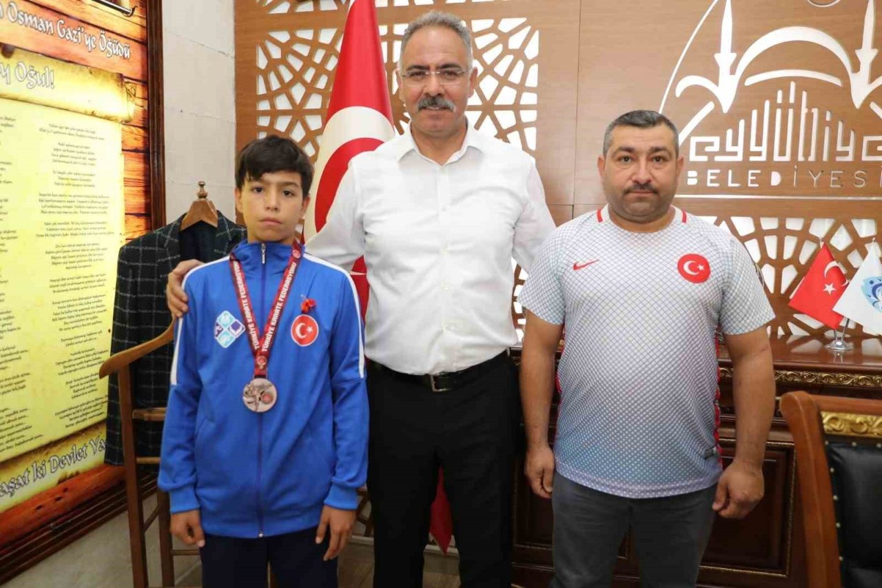 Turnuvadan başarıyla dönen sporculara altın hediyesi