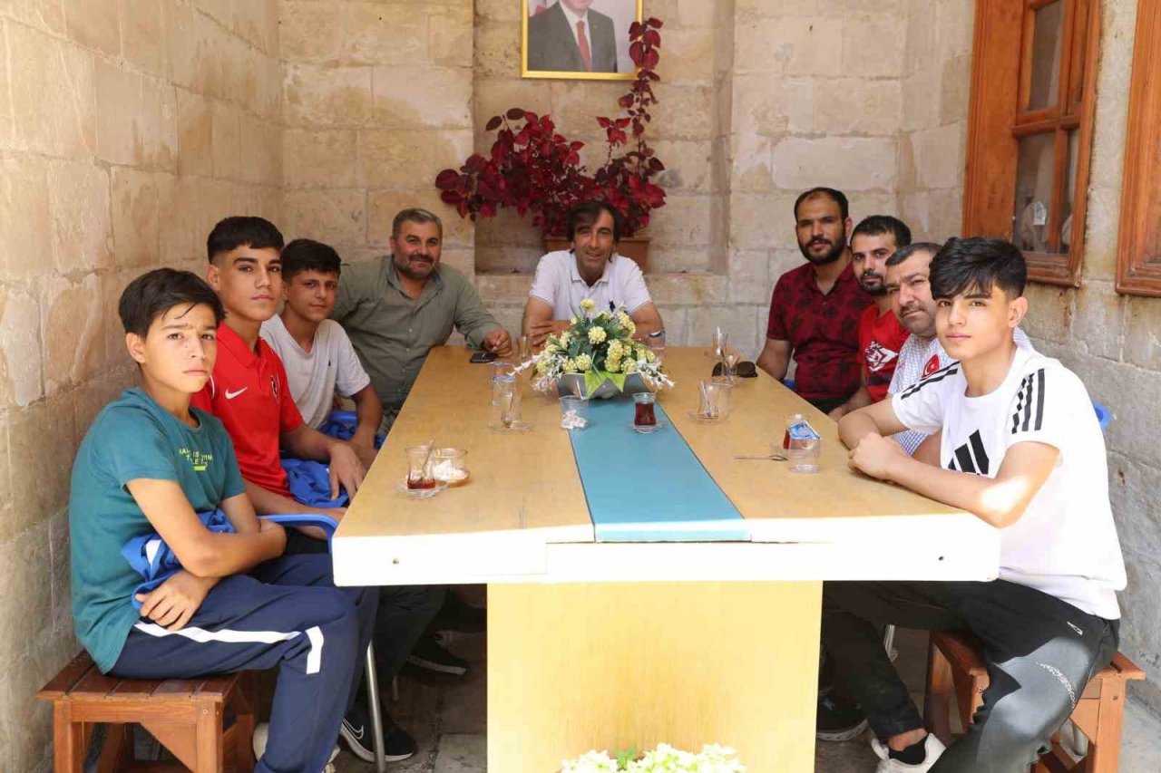 Turnuvadan başarıyla dönen sporculara altın hediyesi