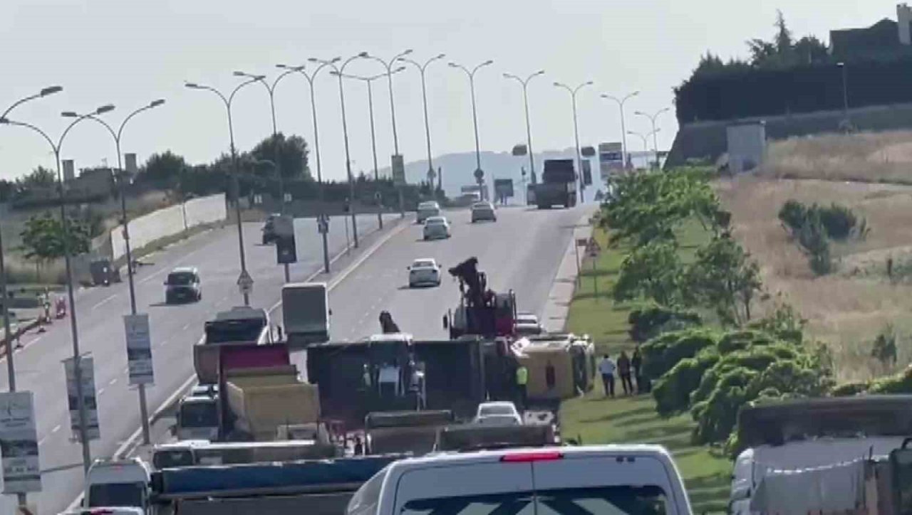 Tuzla’da hafriyat kamyonu devrildi, vatandaşlar yardıma koştu