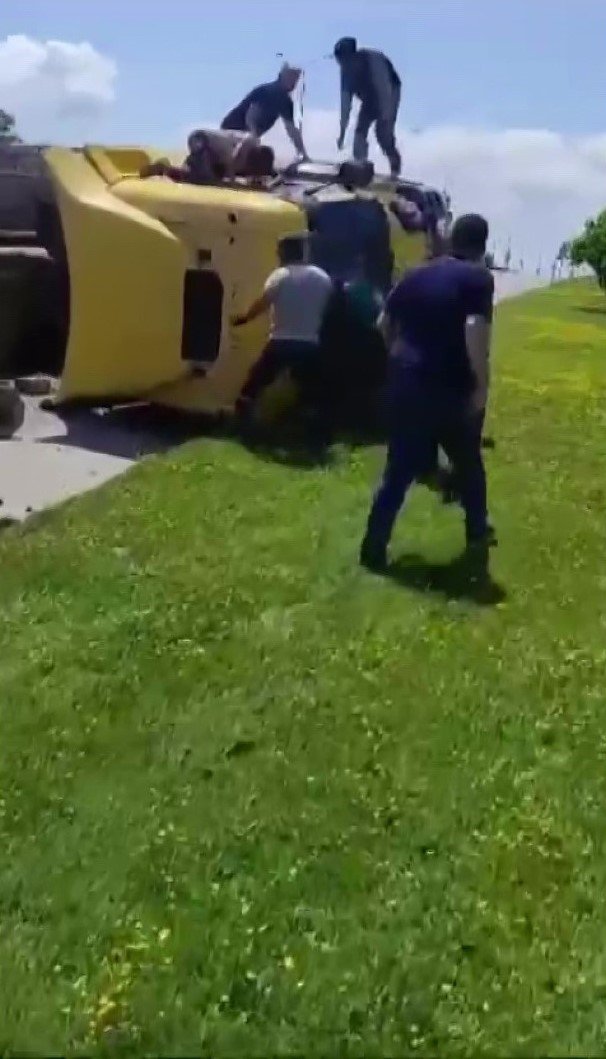 Tuzla’da hafriyat kamyonu devrildi, vatandaşlar yardıma koştu