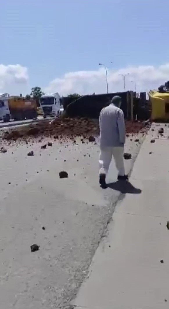 Tuzla’da hafriyat kamyonu devrildi, vatandaşlar yardıma koştu