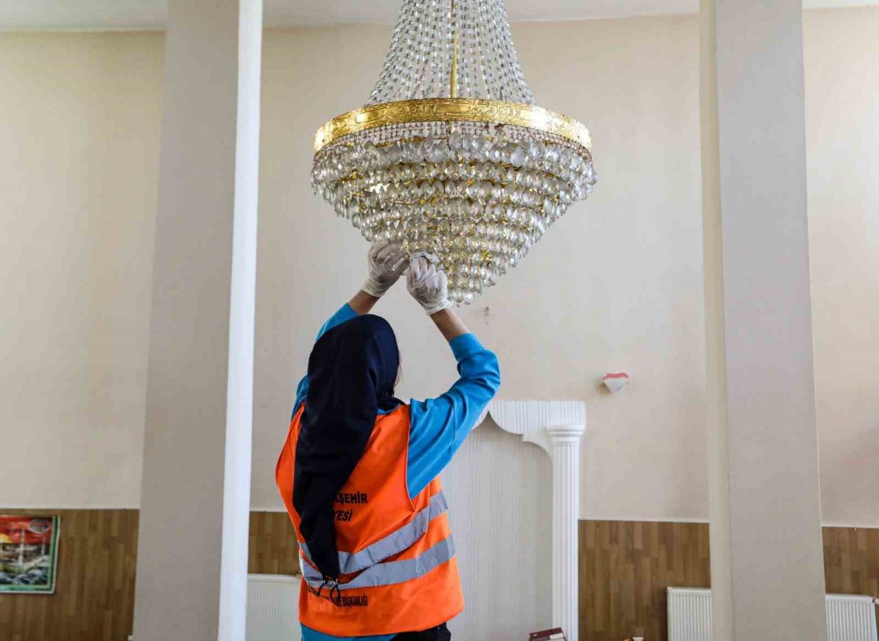 Kurban Bayramı öncesi camilerde temizlik çalışması