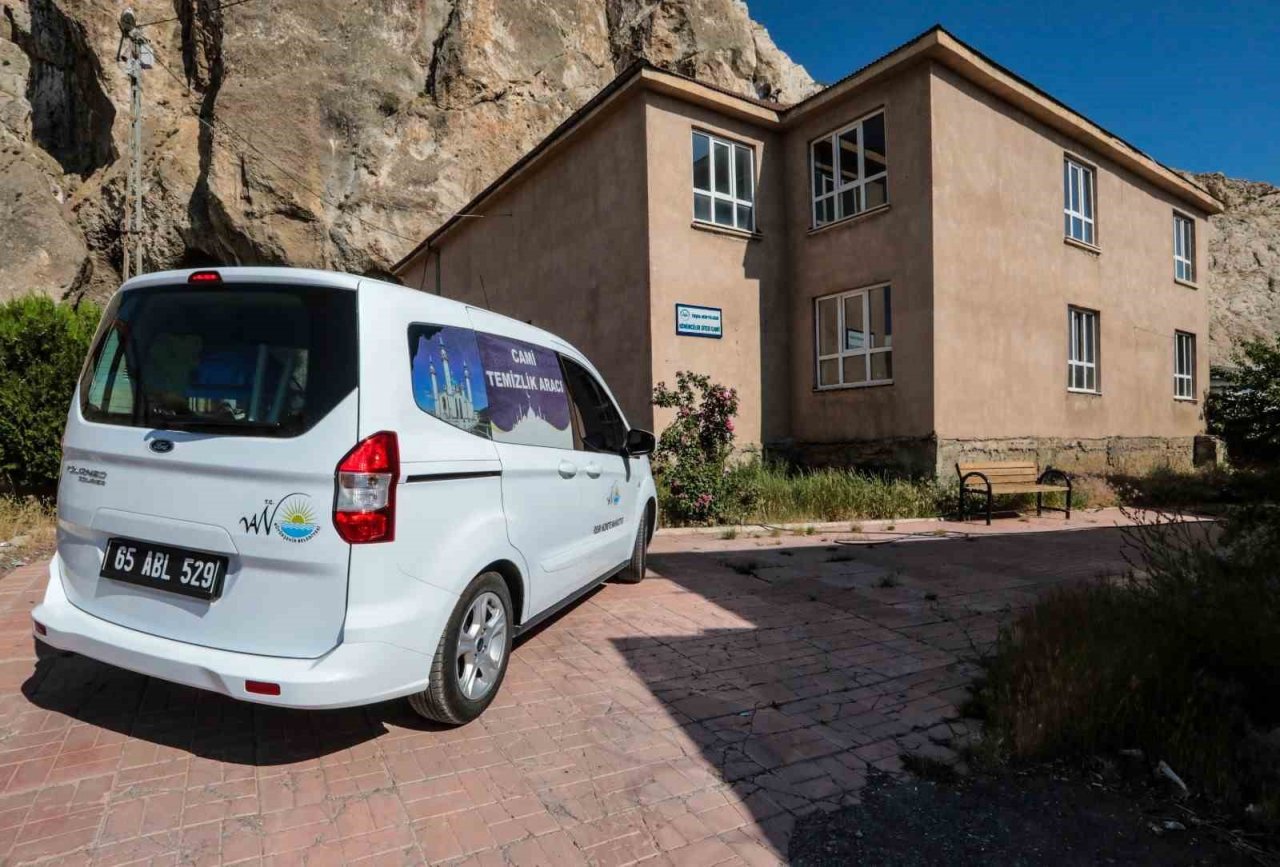 Kurban Bayramı öncesi camilerde temizlik çalışması