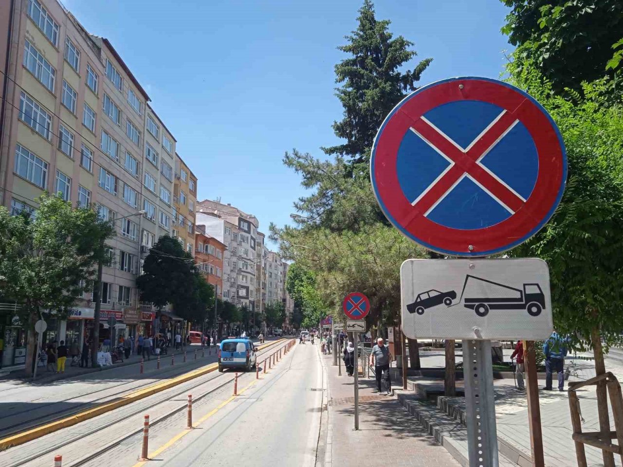 Kaldırımda art arda sıralanan işaret levhaları yürümeyi zorlaştırıyor