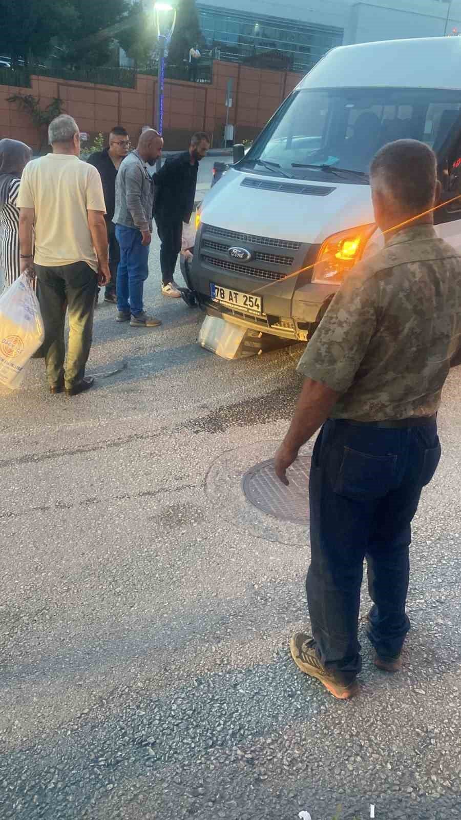 Şarampole uçan otomobildeki 3 kişi yaralandı