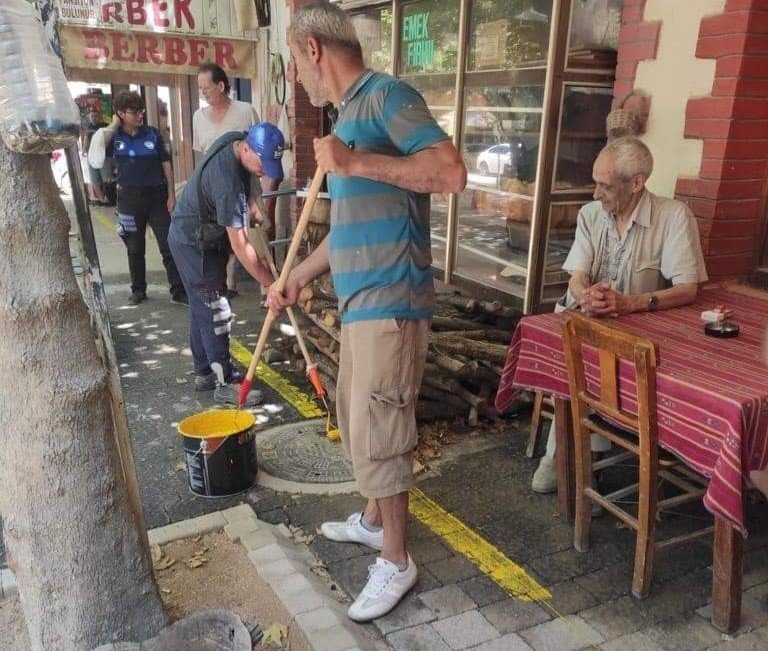 Zabıtadan kaldırım işgaline sınır belirleyen müdahale