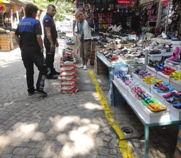 Zabıtadan kaldırım işgaline sınır belirleyen müdahale