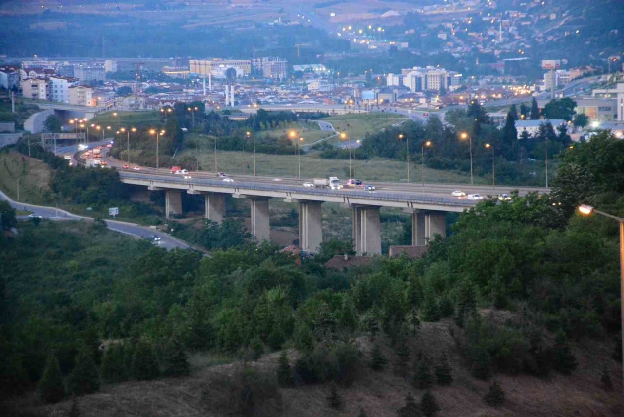 9 günlük tatil için vatandaşlar yola düştü: TEM Otoyolu Kocaeli geçişi akıcı seyrediyor