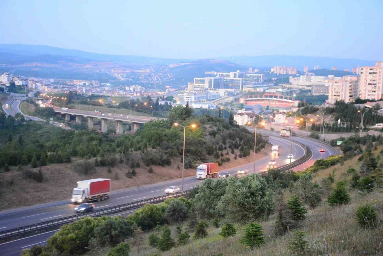 9 günlük tatil için vatandaşlar yola düştü: TEM Otoyolu Kocaeli geçişi akıcı seyrediyor