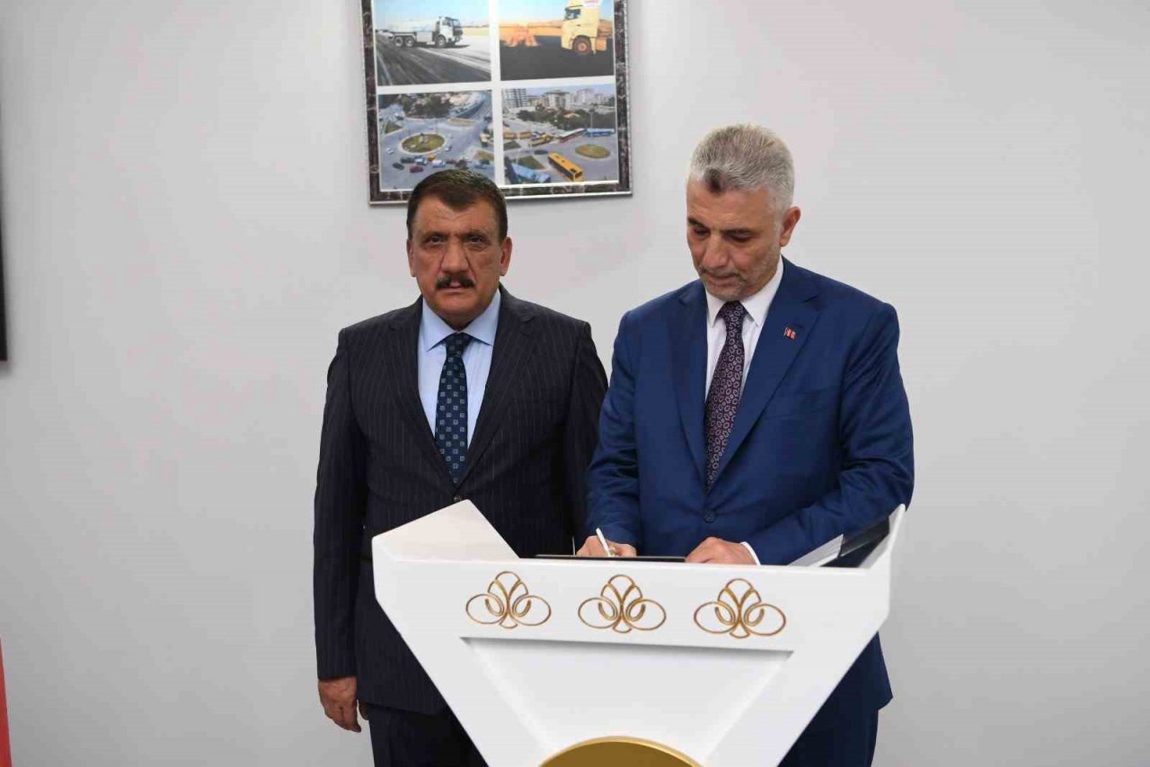 Bakan Polat: "Deprem bölgesinin inşası noktasında çok büyük çabalar sarf ediliyor"