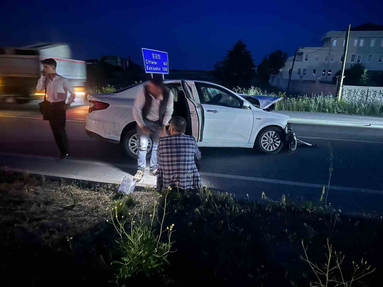 Otomobilin çarptığı traktör 3 parçaya bölündü, 2 kişi yaralandı