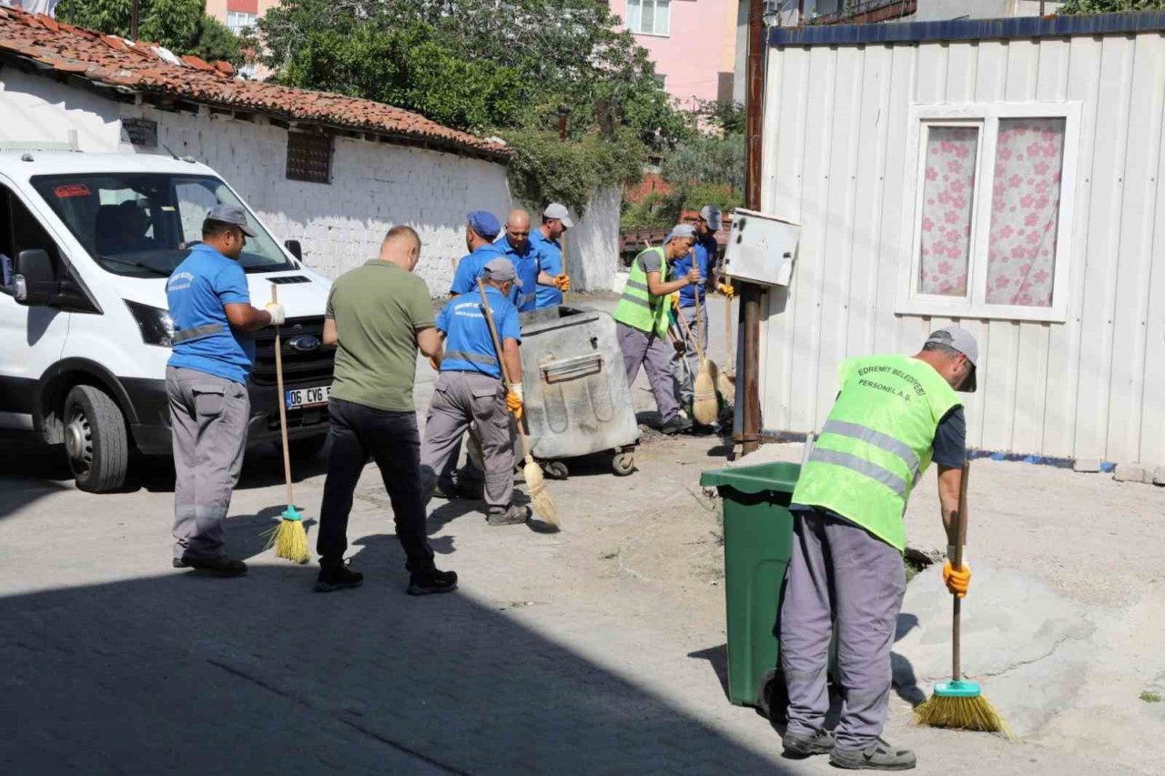 Edremit’te detaylı mahalle temizliği sürüyor