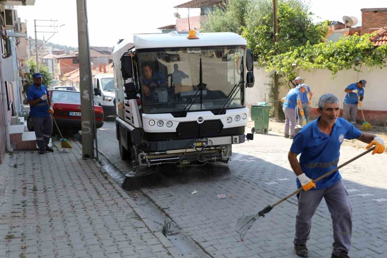 Edremit’te detaylı mahalle temizliği sürüyor