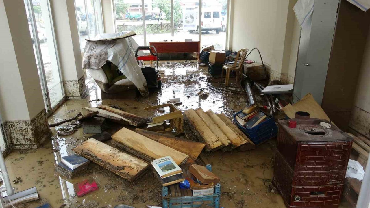 Duroğlu beldesinde sel ve su baskınları ile mücadele sürüyor