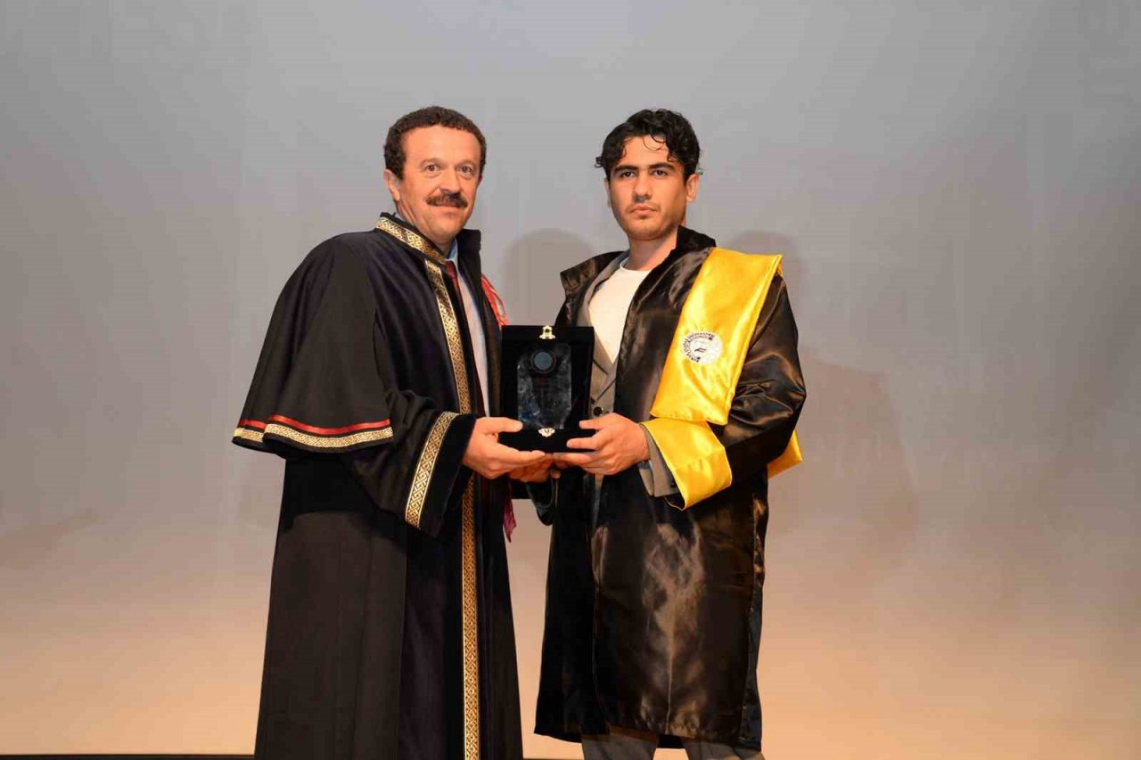 Bursa Uludağ Üniversitesi’nde mezuniyet heyecanı sürüyor