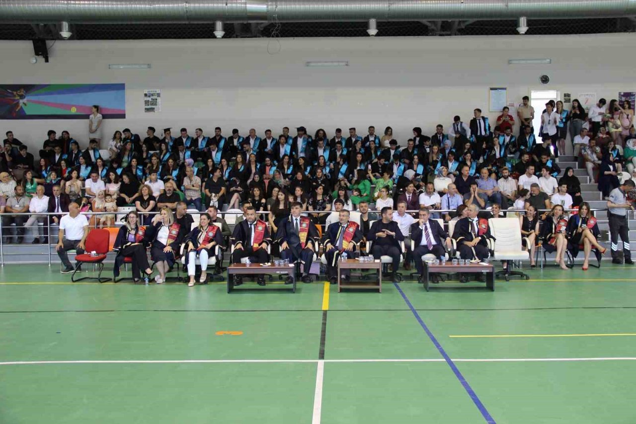 Bursa Uludağ Üniversitesi’nde mezuniyet heyecanı sürüyor