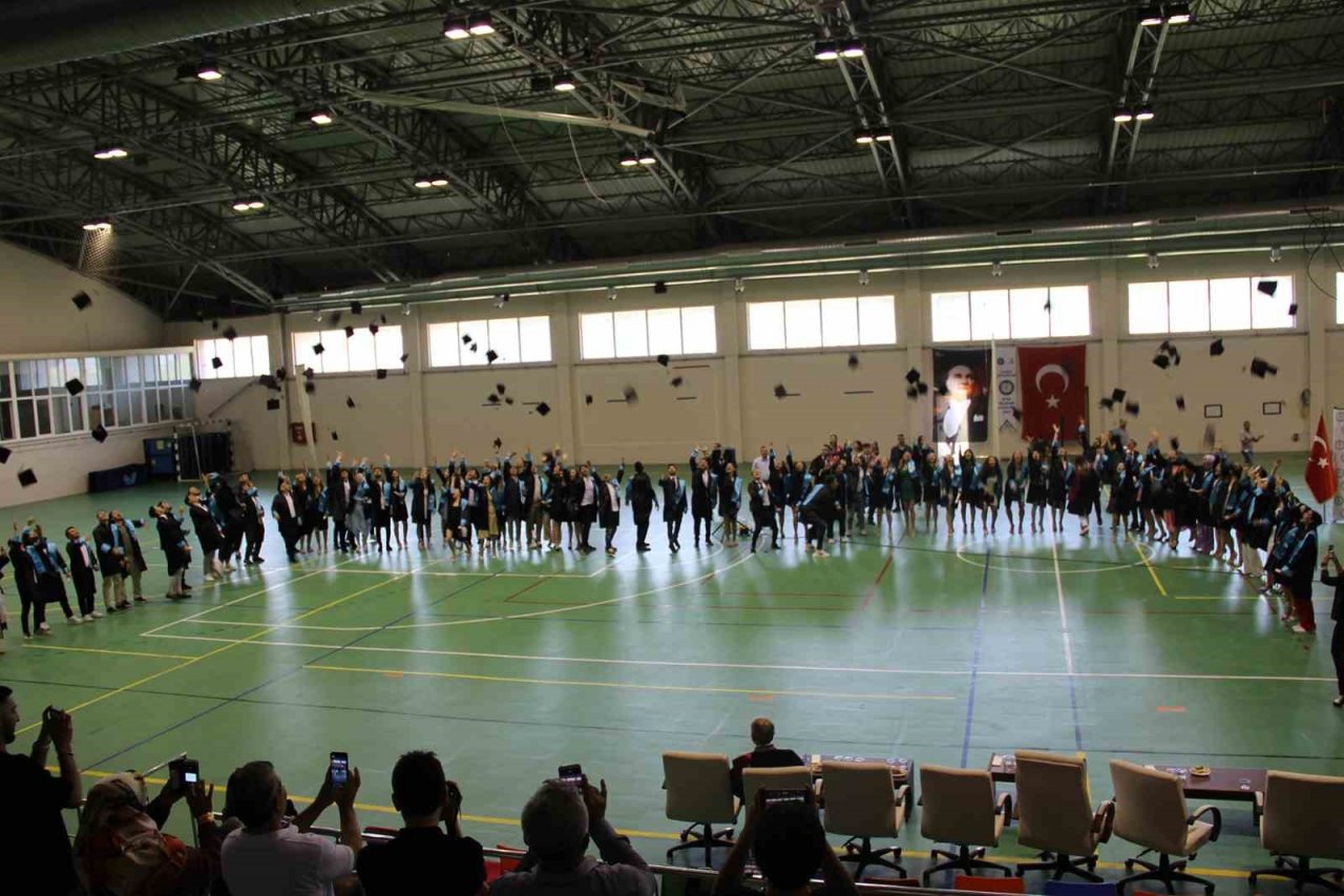 Bursa Uludağ Üniversitesi’nde mezuniyet heyecanı sürüyor
