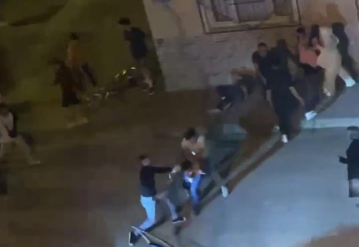 Gençlerden uyuşturucu taciri olduğunu iddia ettikleri şahsa meydan dayağı kamerada