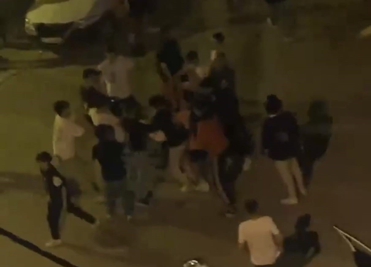 Gençlerden uyuşturucu taciri olduğunu iddia ettikleri şahsa meydan dayağı kamerada