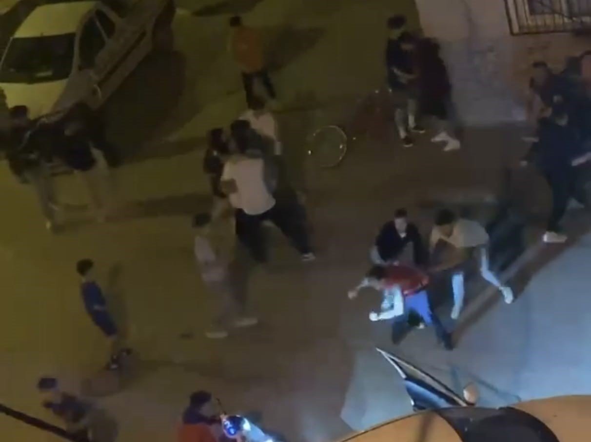 Gençlerden uyuşturucu taciri olduğunu iddia ettikleri şahsa meydan dayağı kamerada