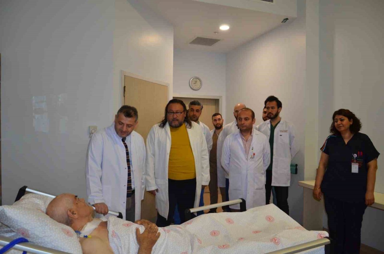 Ayakları ağrıdığı için hastaneye gitti, uyluk kemiğinden 8,9 kilo tümör çıktı