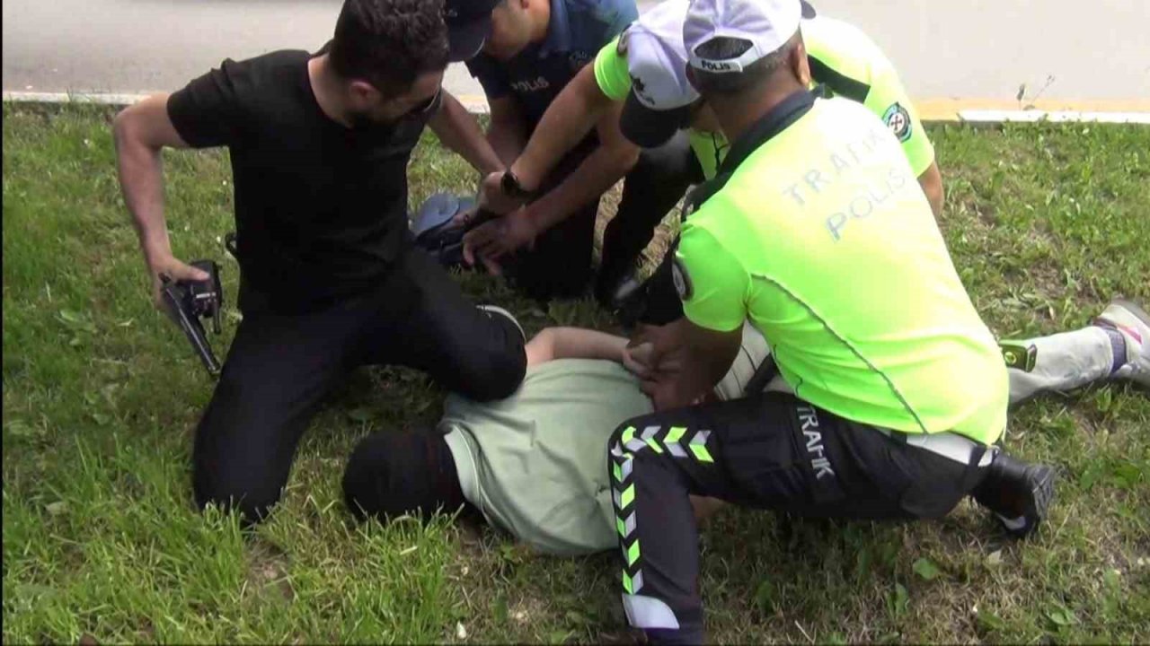 Filmleri aratmayan tatbikatı gerçek sandılar, hırsız kılığındaki polisi yakalamaya çalıştılar