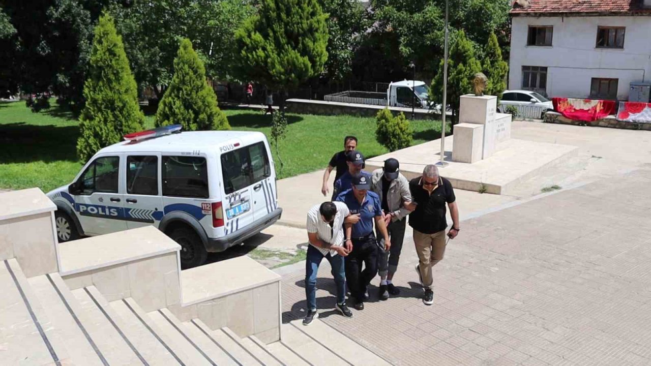 Çaldıkları otomobille geri gelince yakayı ele verdiler