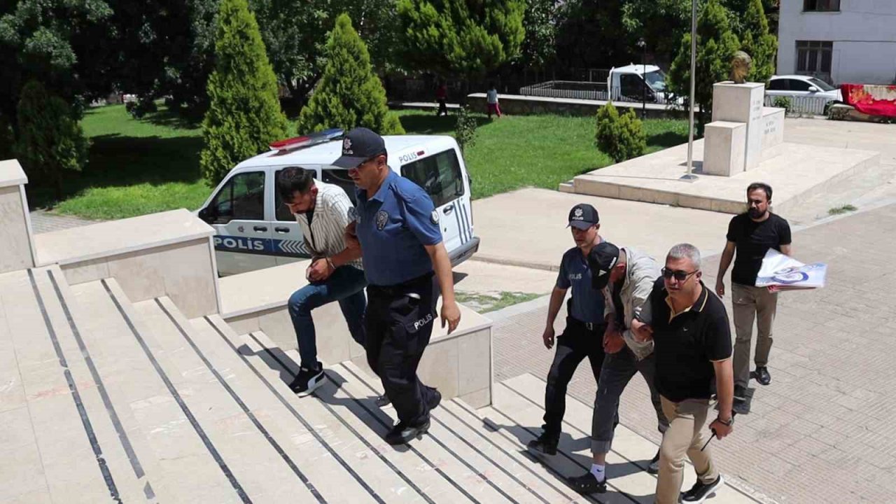 Çaldıkları otomobille geri gelince yakayı ele verdiler