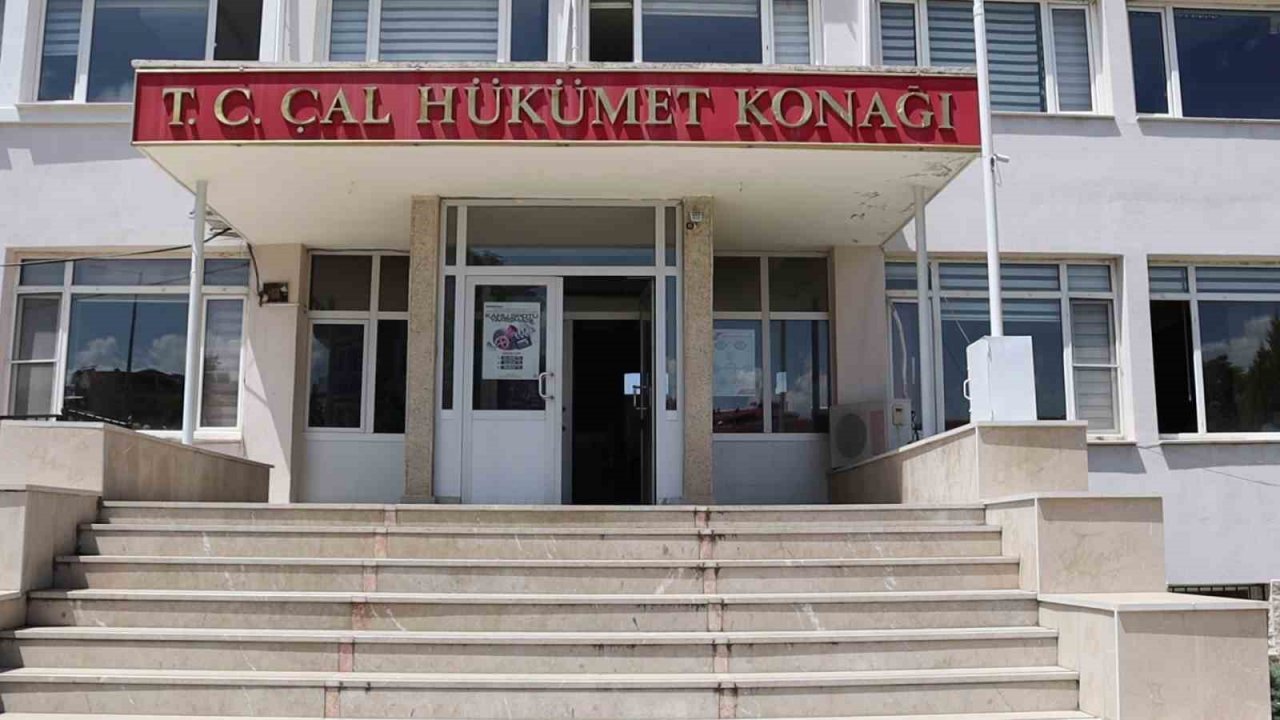 Çaldıkları otomobille geri gelince yakayı ele verdiler