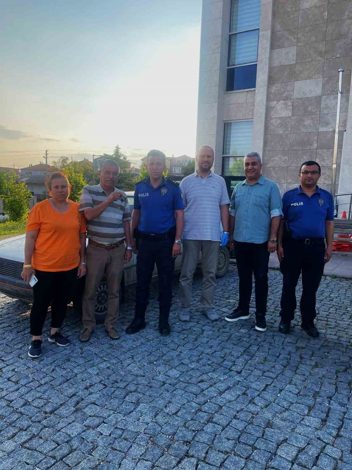 Çaldıkları otomobille geri gelince yakayı ele verdiler