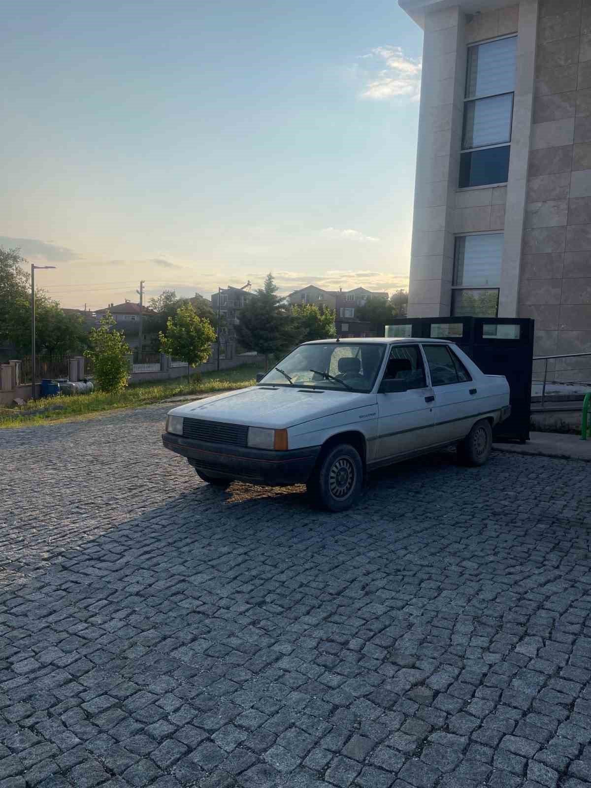 Çaldıkları otomobille geri gelince yakayı ele verdiler