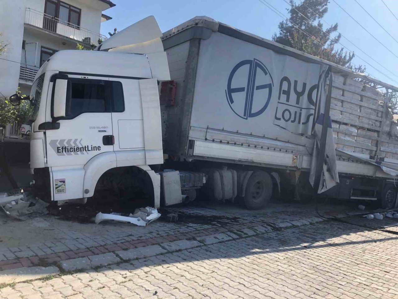 Şoförü uyuyan tır, evin bahçe duvarına çarpınca alev aldı