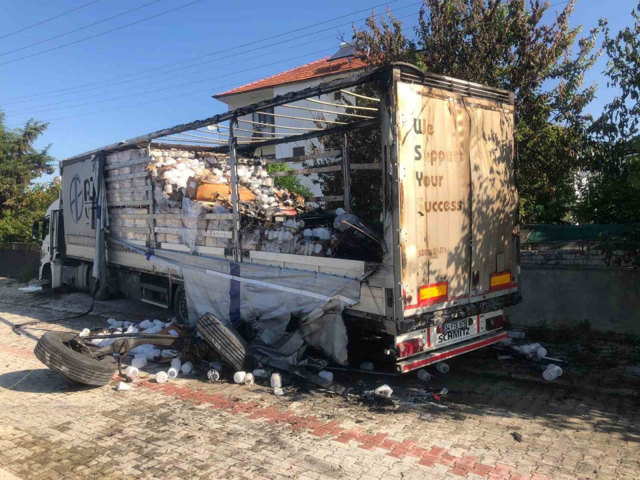 Şoförü uyuyan tır, evin bahçe duvarına çarpınca alev aldı