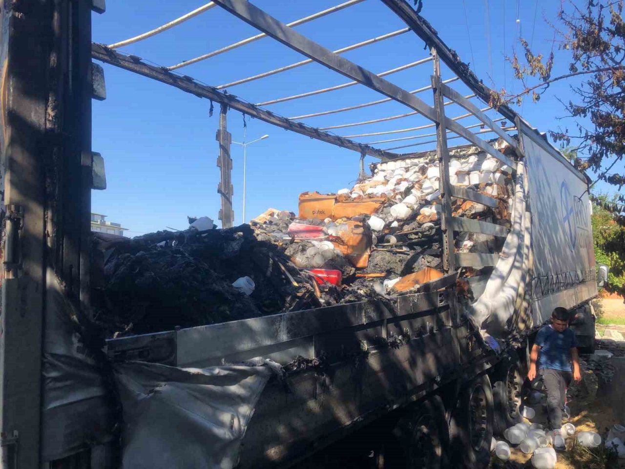 Şoförü uyuyan tır, evin bahçe duvarına çarpınca alev aldı