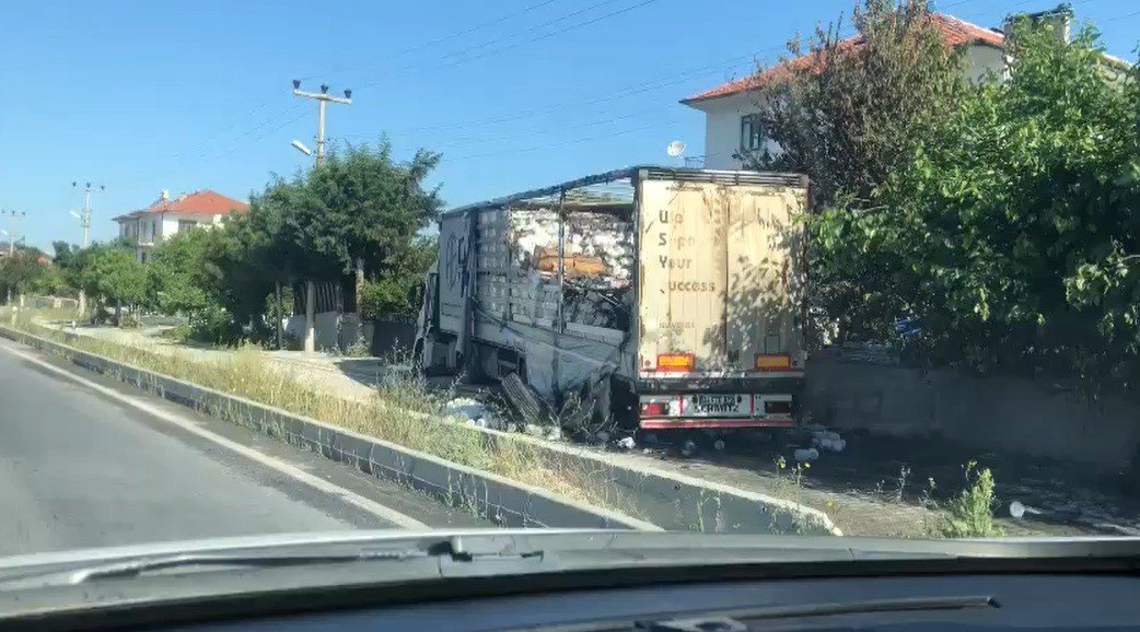 Şoförü uyuyan tır, evin bahçe duvarına çarpınca alev aldı