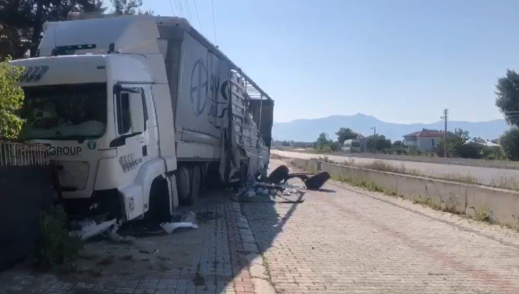 Şoförü uyuyan tır, evin bahçe duvarına çarpınca alev aldı