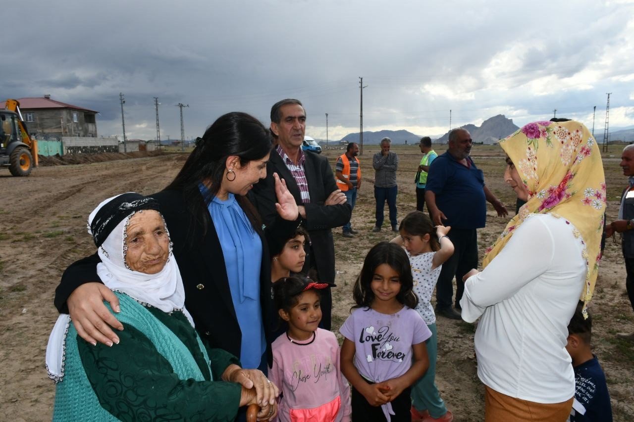 Doğubayazıt Belediyesi mahallelerinin sorunlarına çözüm oluyor