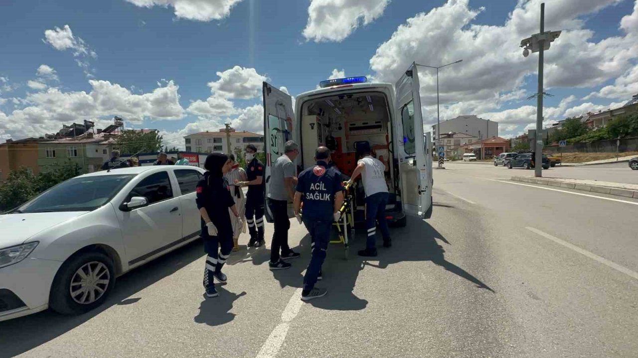 Elazığ’da otomobil şarampole uçtu: 5 yaralı