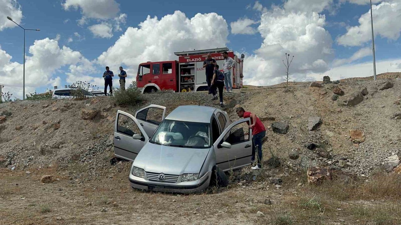Elazığ’da otomobil şarampole uçtu: 5 yaralı