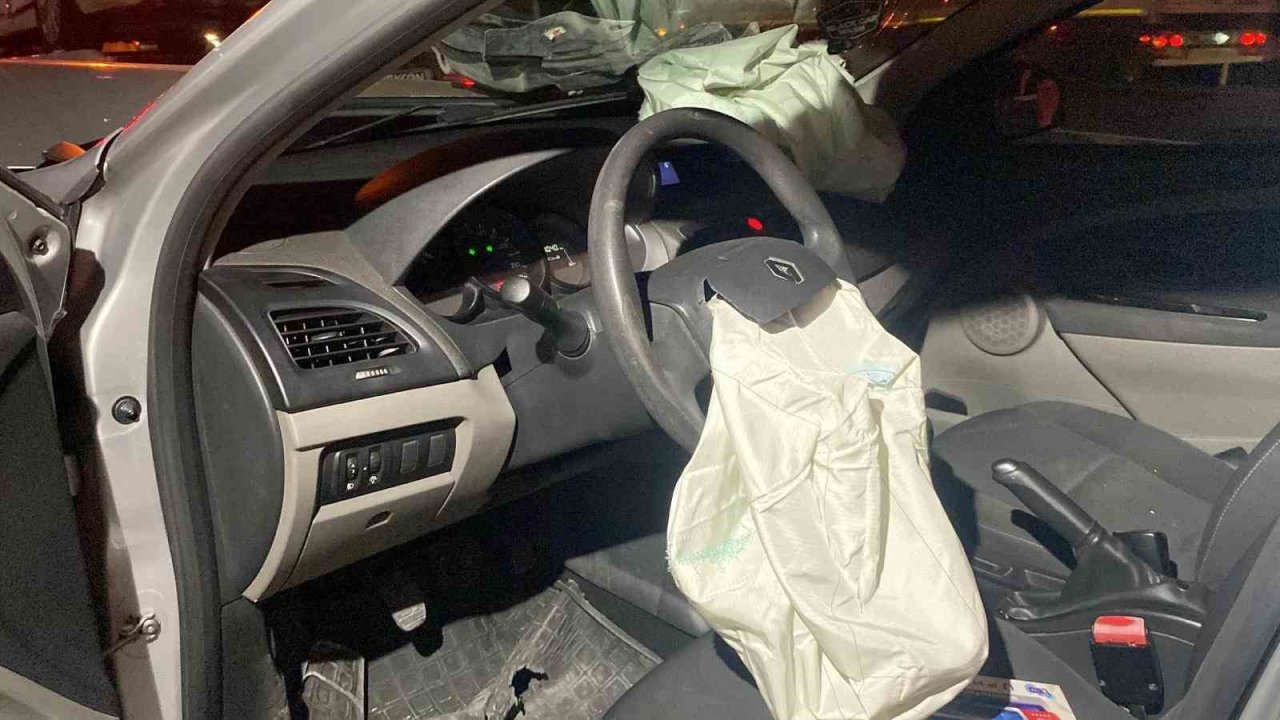 Erzincan’da iki otomobilin çarpıştığı kazada 12 kişi yaralandı