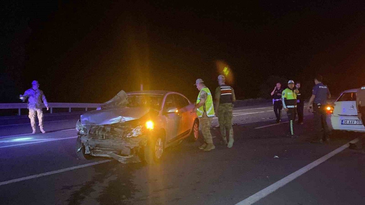Erzincan’da iki otomobilin çarpıştığı kazada 12 kişi yaralandı